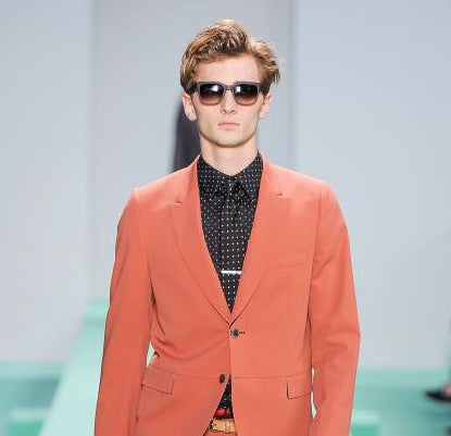 Homem: um penteado penteado-despenteado para um estilo roqueiro