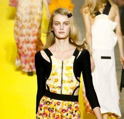 O travessão de lado para um look “menina bem-comportada”