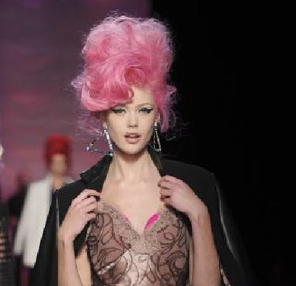 Vermelho, cor-de-rosa, verde… boa ideia para os nossos cabelos?