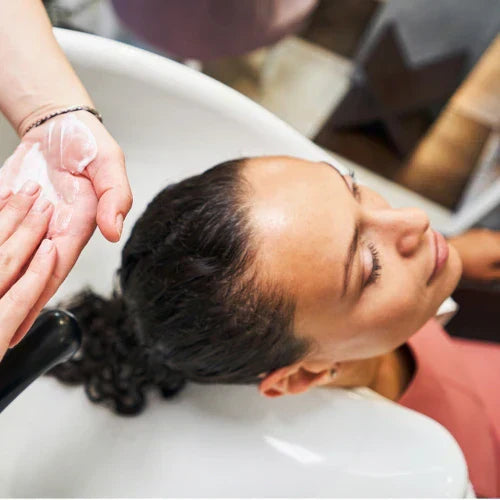 Mulher a fazer tratamento de hidratação no salão
