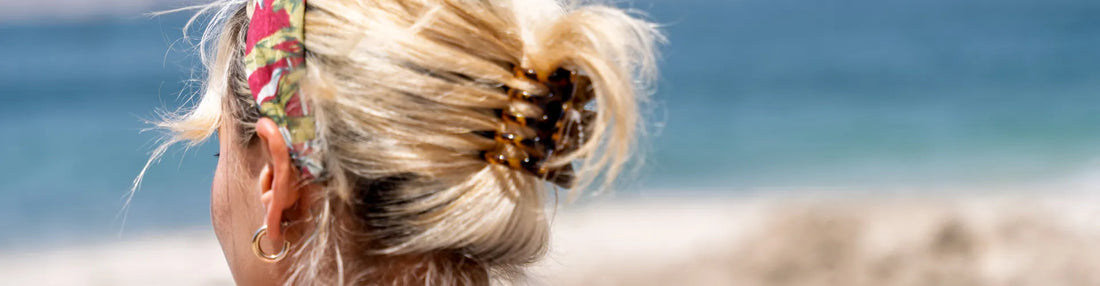 mulher com efeito de cabelo queimado ao sol na praia