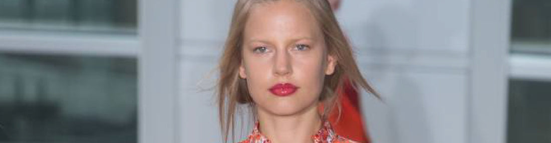 Exibido nas Fashion Weeks: o falso Chanel com meio rabo-de-cavalo achatado