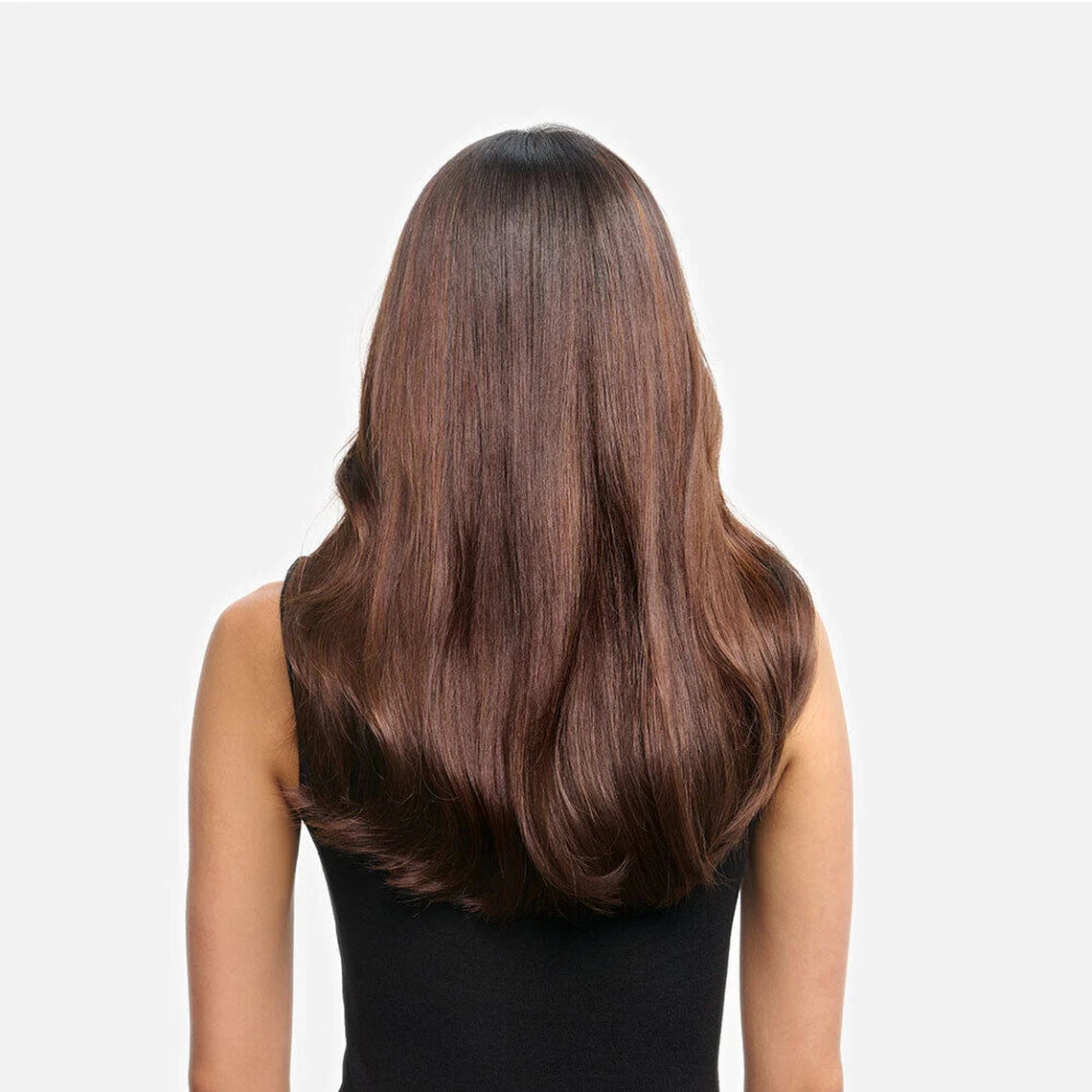 A parte de trás de uma mulher com cabelo castanho longo e ondulado