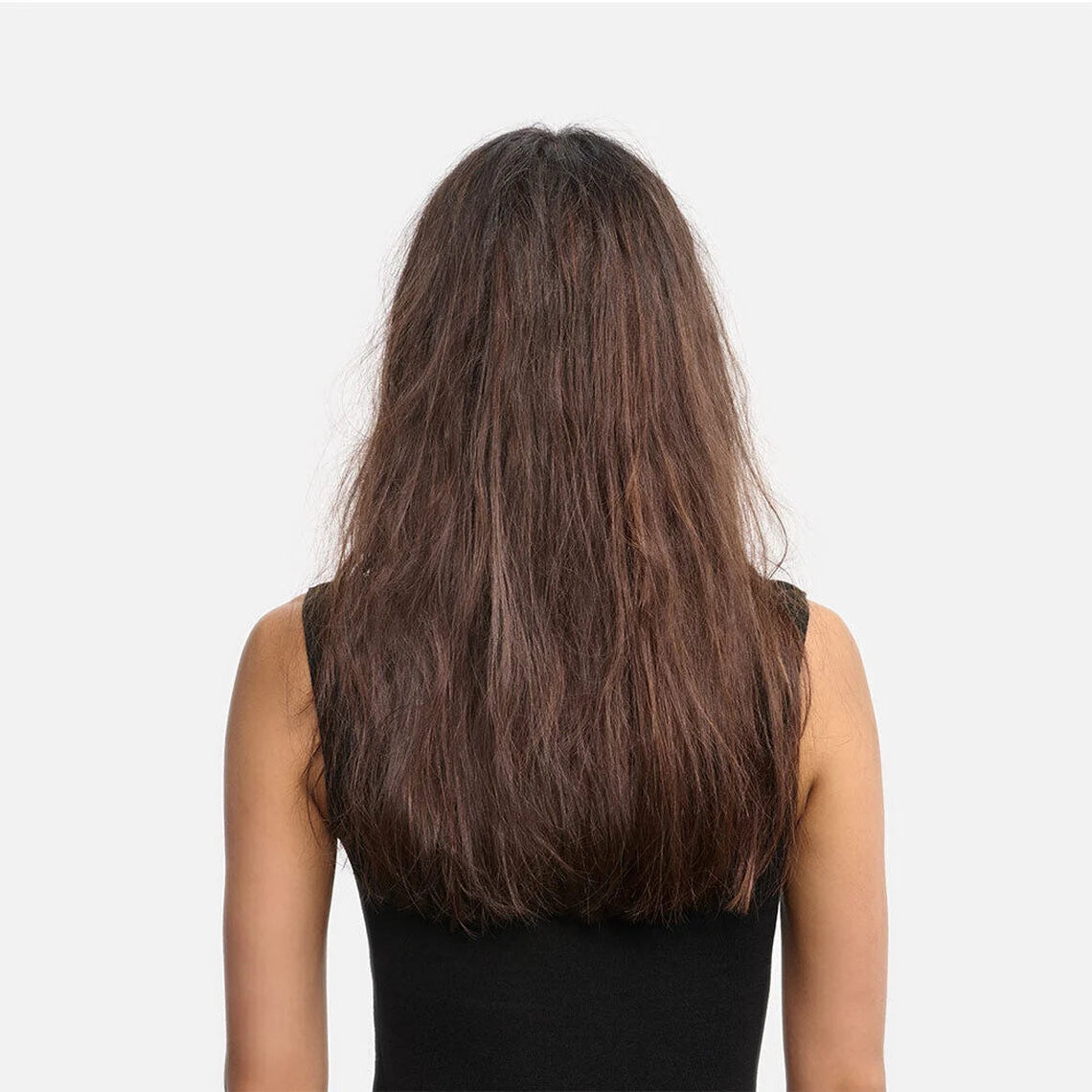 A parte de trás de uma mulher com cabelo castanho longo e liso frisado