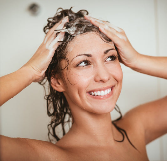 Quais os benefícios de lavar o cabelo com água fria?