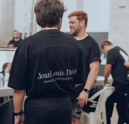 Jovem de costas com camisola Jean Louis David