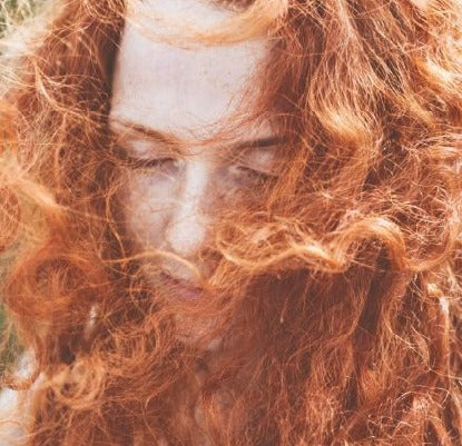 Cabelos finos e encaracolados: qual o corte ideal?