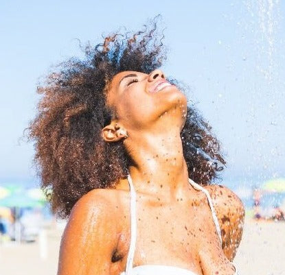 Como devo cuidar dos meus cabelos crespos na praia?