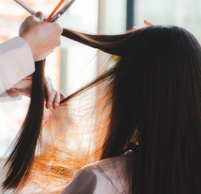 Cortar as pontas faz o cabelo crescer mais rápido?