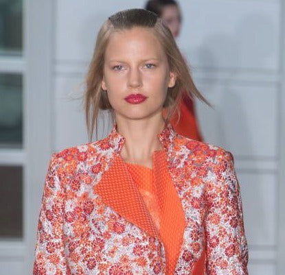 Exibido nas Fashion Weeks: o falso Chanel com meio rabo-de-cavalo achatado