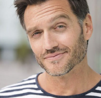 Homem: exibir uma barba perfeita de 3 dias