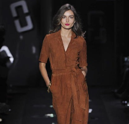 O brushing com ondas suaves do desfile Diane Von Furstenberg: opinião de profissional