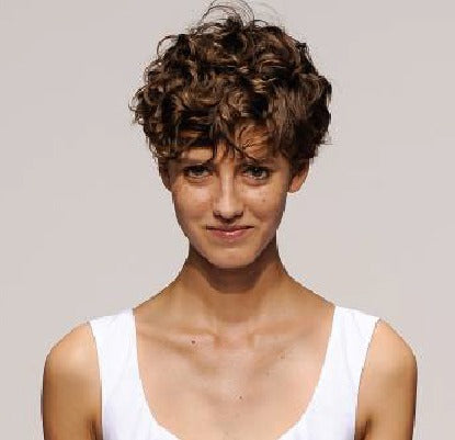 O corte curto encaracolado: de olhos postos na tendência