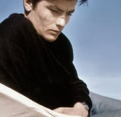 O penteado de Alain Delon está de volta!