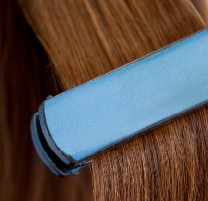 Realizar caracóis com um alisador de cabelo