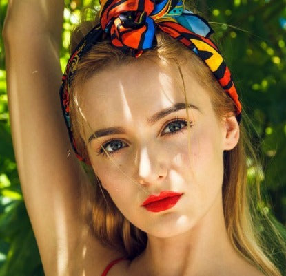 Um olhar mais atento sobre a tendência dos lenços de cabelo multicoloridos