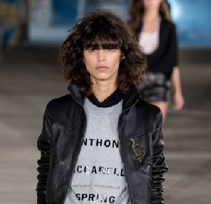 Visto nas Fashion Weeks: a franja comprida em cabelos encaracolados