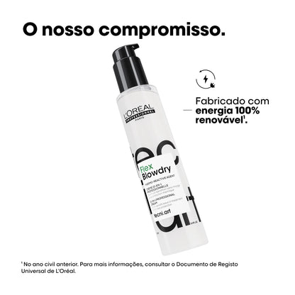 Imagem de um frasco de L'Oréal Professionnel Flex Blowdry inclinado. Acima, o texto "O nosso compromisso." e à direita do frasco, um ícone de energia com o texto "Fabricado com energia 100% renovável¹.". Abaixo, a nota de rodapé "¹ No ano civil anterior. Para mais informações, consultar o Documento de Registo Universal de L'Oréal.".