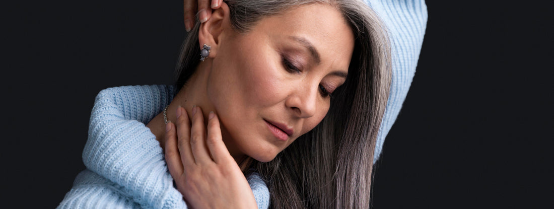 Mulher toca nos fios do cabelo branco cuidado.
