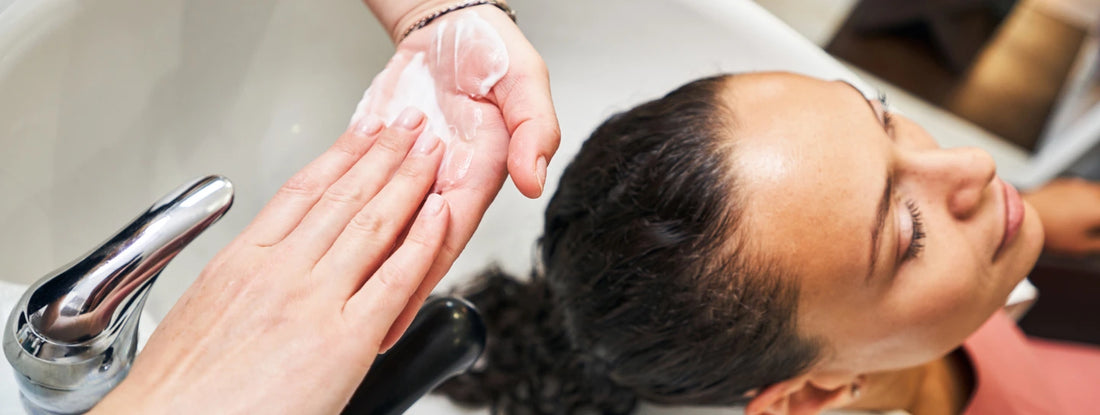 Mulher a fazer tratamento de hidratação no salão