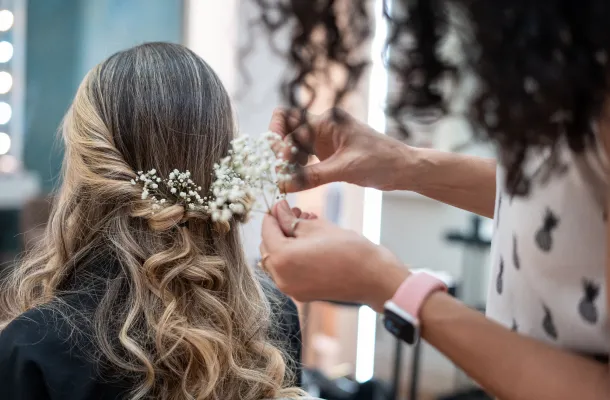 Jovem com acessórios de cabelo prateados em forma de flores