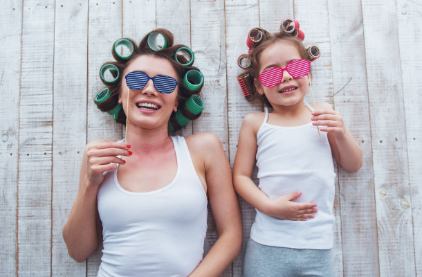 mãe e filha em casa