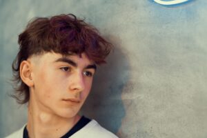 Jovem faz um novo corte de cabelo - mullet